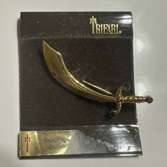 NEVER WORN Vintage Crown TRIFARI Gold Tone Cutlass Scimitar Curved Sword Brooch - Picture 1 of 6
